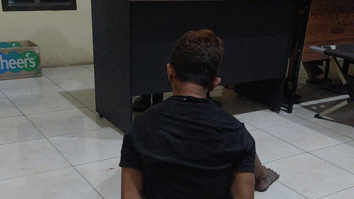 Pencuri rokok di toko Kediri saat diamankan.