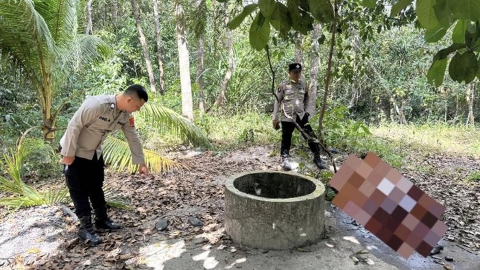 Penemuan mayat wanita berbaju merah yang membusuk di pinggir sumur