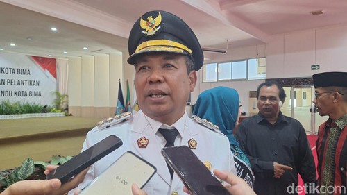 Penjabat (Pj) Wali Kota Bima Mukhtar saat diwawancarai, Minggu (11/8/2024). (Foto: Nathea Citra/detikBali)