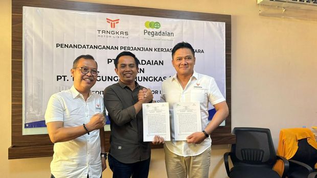 Perjanjian Kerja Sama (PKS) dengan PT Pegadaian  ditandatangani di Kantor Pusat Tangkas Motor Listrik Cibubur, Jakarta Timur