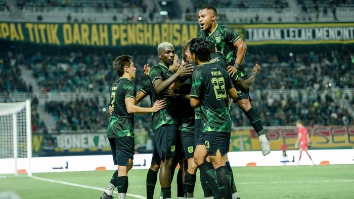 Persebaya Surabaya saat melakukan uji coba melawan Persik Kediri.