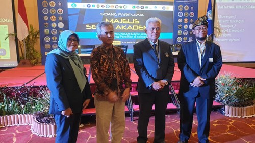 (Dari kiri kedua) Ketua Majelis Senat Akademik PTN Badan Hukum Edy Rianto, Ketua Senat Akademik UT, Chanif Nurcholis, Rektor UT Ojat Darojat. Foto: istimewa.