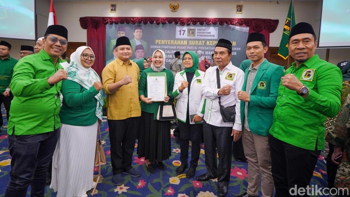 Bakal Calon Bupati - Wakil Bupati Lombok Barat Nurhidayah-Imam Kafali saat menerima rekomendasi PPP di Hotel Grand Legi Mataram pada Minggu (11/8/2024).
