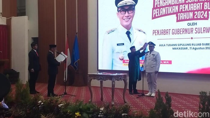 Pj Gubernur Sulsel Zudan Arif melantik Pj Bupati Bone Andi Winarno Eka Putra.