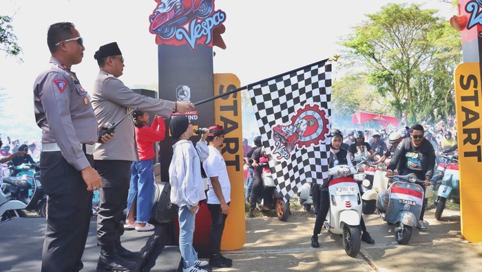 Polresta Banyuwangi berangkatkan bikers Vespa se Jawa Bali