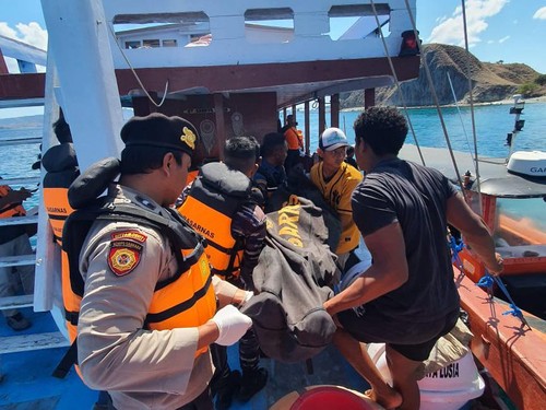 Proses evakuasi turis asal Selandia Baru bernama Liu James Hou Fu yang meninggal dunia saat snorkeling di perairan Pink Beach TN Komodo, Labuan Bajo, Manggarai Barat, NTT, Minggu (11/8/2024).
