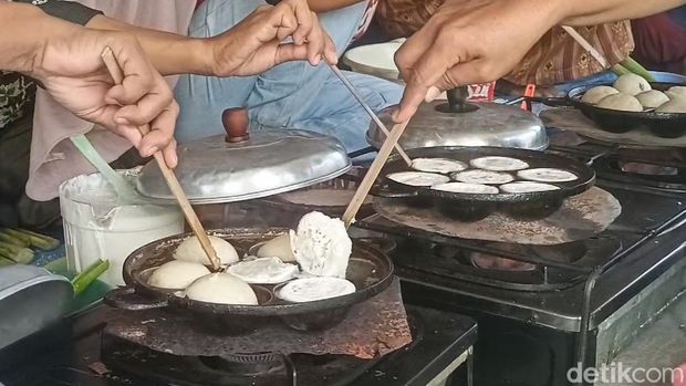 Proses pembuatan kue cimplo di Indramayu