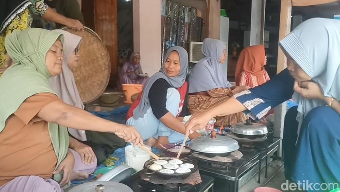 Proses pembuatan kue cimplo di Indramayu