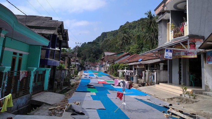 Proses perbaikan jalan di pelosok Cianjur