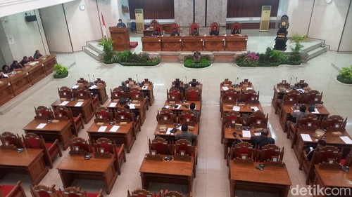 Rapat paripurna DPRD Buleleng tentang Penyampaian Pendapat Akhir Pj Bupati Buleleng Atas Ranperda tentang RPJPD Tahun 2025-2045 dan Ranperda tentang Perubahan APBD 2024, Minggu (11/8/2024). (Foto: Made Wijaya Kusuma/detikBali)