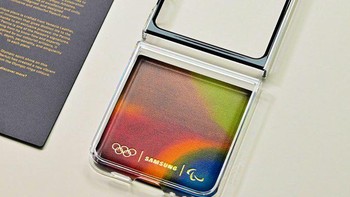 Flipsuit Case adalah aksesori yang membuat penggunaan Galaxy Z Flip6 menjadi lebih menyenangkan. Pengguna dapat mempersonalisasi perangkat mereka dengan melampirkan Kartu Flipsuit yang dilengkapi NFC ke casing dan menampilkan animasi gambar kartu yang disinkronkan secara otomatis di layar sampul. Foto: Samsung