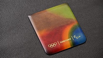 Galaxy Z Flip6 Edisi Olimpiade hadir dengan Casing Flipsuit eksklusif dan Kartu Flipsuit. Terbuat dari kulit mewah, Kartu Flipsuit menampilkan skema warna estetika yang terinspirasi oleh bendera Olimpiade untuk tekstur dan nuansa yang unik. Foto: Samsung