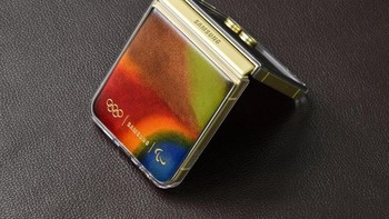 Galaxy Z Flip6 Edisi Olimpiade dengan Casing Flipsuit eksklusifnya Foto: Samsung