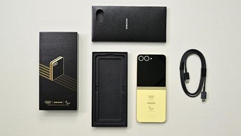 Kotak Galaxy Z Flip6 Olympic Edition berisi perangkat, kabel USB-C, dan panduan pengguna singkat. Foto: Samsung