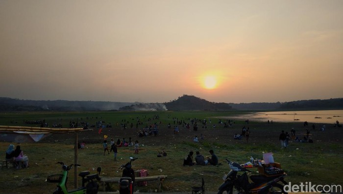 Suasana danau Setu Patok yang kering.