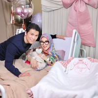 Syahrini baru saja membagikan potret perdana dirinya usai melahirkan anak pertamanya dengan Reino Barack. Kini sudah resmi menjadi orangtua baru bagi bayi yang kerap disapa baby R, keduanya tampak begitu bahagia. Foto: Instagram/@princessyahrini