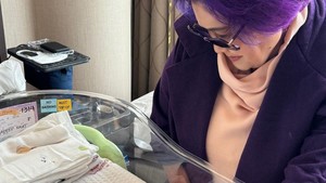 Ibunda Reino Barack tampak hadir untuk menyapa cucunya. Foto: Instagram @princessyahrini