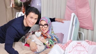 7 Potret Syahrini Bareng Baby R