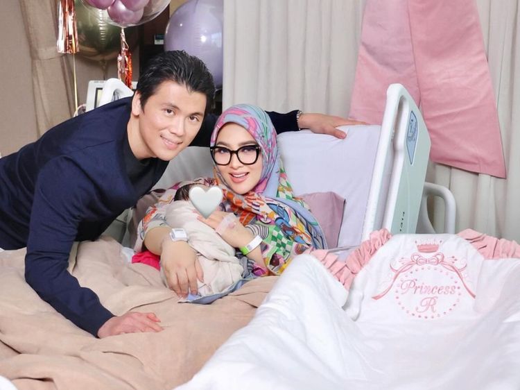 7 Potret Syahrini Bareng Baby R