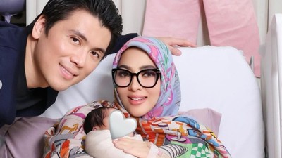 7 Potret Perdana Syahrini Usai Melahirkan, Tetap Tampil Cetar Gendong Baby R