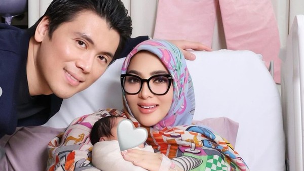 7 Potret Perdana Syahrini Usai Melahirkan, Tetap Tampil Cetar Gendong Baby R