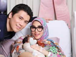 7 Potret Perdana Syahrini Usai Melahirkan, Tetap Tampil Cetar Gendong Baby R
