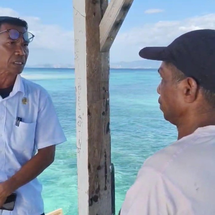 Tangkapan layar Kadisparekraf Manggarai Barat Stefanus Jemfisori (kiri) memberi peringatan kepada pelaku pungli di Pulau Kanawa, Labuan Bajo, Jumat (9/8/2024).