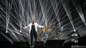 Penampilan penyanyi asal Irlandia, Ronan Keating, menjadi aksi panggung yang sangat dinantikan ribuan penonton di The 90s Festival 2024. Foto: Grandyos Zafna/detikFoto