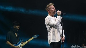 Manggung di acara The 90s Festival 2024, Ronan Keating tak menyangka penontonnya masih muda-muda, mengingat ia sudah berkarir lebih dari 30 tahun. Foto: Grandyos Zafna/detikFoto