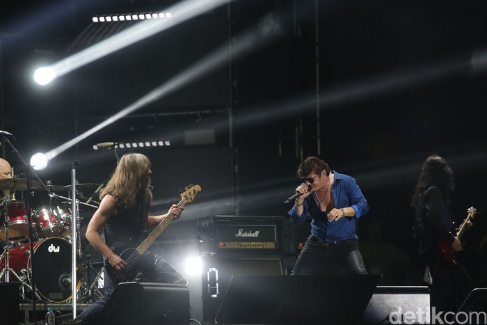 Ronan Keating, Steelheart, Slank di The 90's Festival