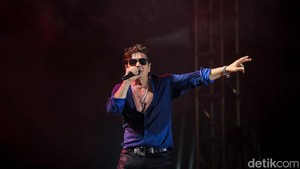 Para penonton ikut bernyanyi dan pastinya nostalgia dengan lagu-lagu tersebut.  Foto: Grandyos Zafna/detikFoto