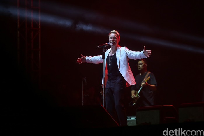 Ronan Keating, Steelheart, Slank di The 90's Festival