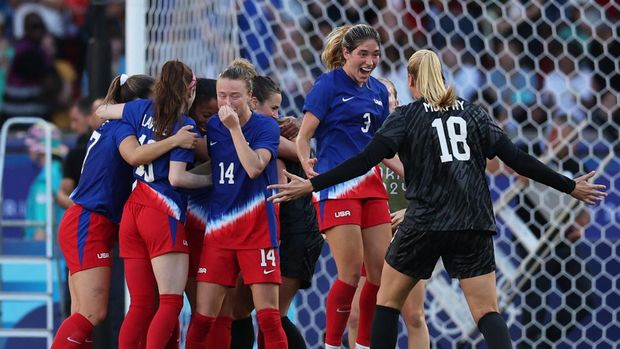 Paris 2024 Olympics - Football - Women's Gold Medal Match - Brazil vs United States - Parc des Princes, Paris, France - August 10, 2024. United States players celebrate winning gold after the match. REUTERS/Lisa Leutner