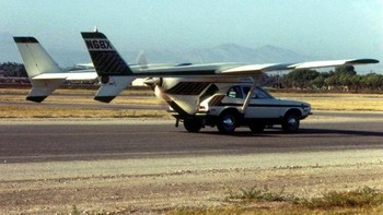 Lahir pada tahun 1933 dalam keluarga Polandia-Amerika di Ohio, Henry Smolinski adalah seorang insinyur yang bergabung dengan sebuah perusahaan yang berfokus pada pengembangan mobil terbang bernama Ave Mizar di California. September 1973, ia melakukan uji terbang dengan prototipe yang dibuat menggabungkan bagian belakang pesawat Cessna Skymaster dan Ford Pinto. Yetapi ia mengalami kecelakaan hingga meninggal bersama pilotnya. Foto: 25List