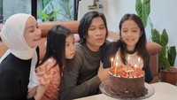 Juni lalu, vokalis The Changcuters ini baru saja merayakan ulang tahunnya. Perayaan yang intim dan hangat bersama keluarga dilengkapi dengan kue cokelat yang manis. Foto: Instagram/dhaturembulan