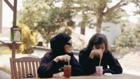 Pergi ke kafe yang romantis jadi gaya Tria berkencan dengan istrinya. Sekadar duduk di halaman luar sambil menyeruput minuman segar saja terasa begitu romantis. Foto: Instagram/dhaturembulan