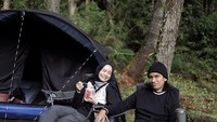 Sesekali Tria dan istrinya memilih berkemah untuk menikmati waktu bersama. Mie instan cup menjadi perbekalan yang paling mudah dan ringkas untuk dinikmati kala lapar. Foto: Instagram/dhaturembulan