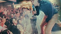 Tria The Changcuters terkenal dengan aksi aktifnya di atas panggung ketika bernyanyi. Lompat ke sana kemari hingga lari dari ujung panggung satu ke ujung lainnya adalah hal yang wajar. Foto: Instagram/dhaturembulan