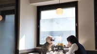 Tria dan Dhatu Rembulan, istrinya, tak pernah luntur kasih sayang antara keduanya. Walaupun sudah lama menikah, mereka kerap makan berdua layaknya kekasih yang sedang kasmaran. Foto: Instagram/dhaturembulan