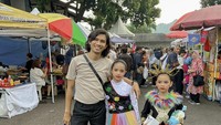 Di luar panggung sosok Tria begitu hangat dengan keluarganya. Ia sering menemani putri-putrinya datang ke acara pameran untuk tampil dan memborong jajanan. Foto: Instagram/dhaturembulan