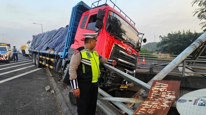 Truk tronton kecelakaan tunggal di Tol Gresik