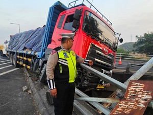 Sopir Ngantuk, Truk Muat Kalsium Tabrak Tiang Rambu di Tol Gresik