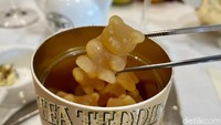 TWG Tea Teddies ini dapat dinikmati hangat maupun dingin. Untuk teh hangat, cukup siapkan air hangat sebanyak 200 ml dan masukkan 2 buah TWG Tea Teddies. Tunggu 20 detik, lalu aduk hingga larut Foto: detikcom/Riska Fitria