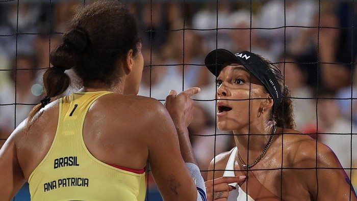 Paris 2024 Olympics - Beach Volleyball - Womens Gold Medal Match - Brazil vs Canada (Ana Patricia/Duda vs Melissa/Brandie) - Eiffel Tower Stadium, Paris, France - August 09, 2024. Brandie Wilkerson of Canada and Ana Patricia Silva Ramos of Brazil speak during the match. REUTERS/Esa Alexander