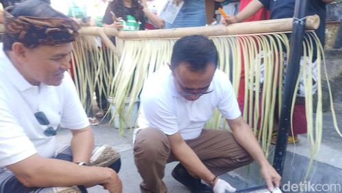Wali Kota Denpasar I Gusti Ngurah Jaya Negara saat menunjukkan proses penggunaan teba modern di Banjar Bun, Denpasar, Bali pada Sabtu (10/8/2024)