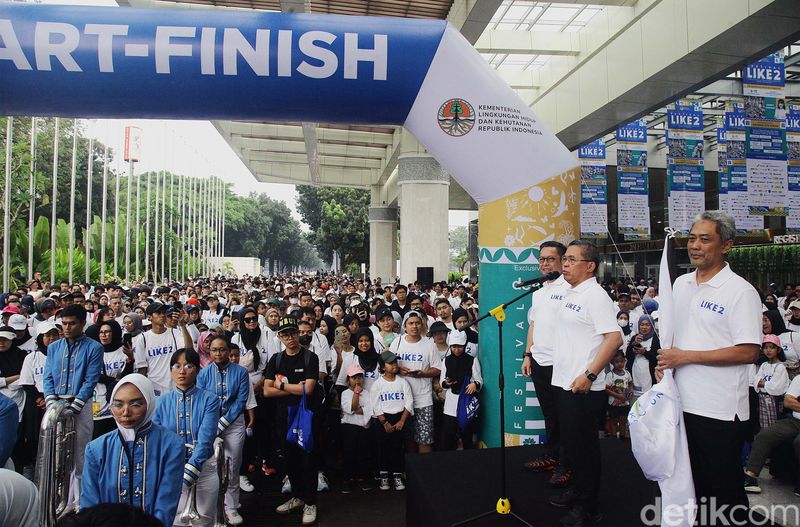 Gelaran Festival LIKE 2 masih berlanjut hingga hari ini. Kemeriahan acara LIKE 2 di hari terakhir diawali dengan kegiatan jalan sehat 'I LIKE WALK' yang dibuka langsung oleh Wakil Menteri (Wamen) LHK Alue Dohong.