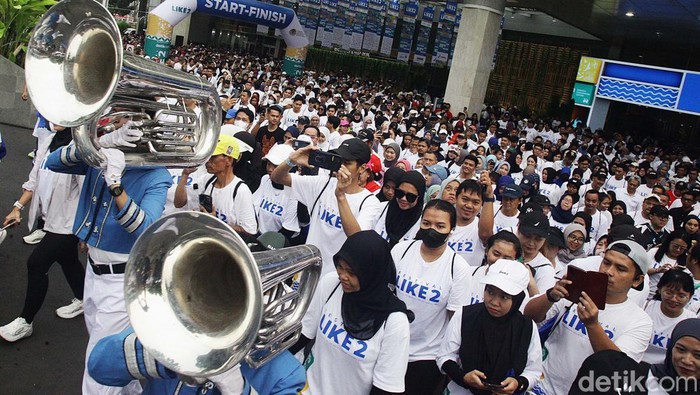 Gelaran Festival LIKE 2 masih berlanjut hingga hari ini. Kemeriahan acara LIKE 2 di hari terakhir diawali dengan kegiatan jalan sehat 'I LIKE WALK' yang dibuka langsung oleh Wakil Menteri (Wamen) LHK Alue Dohong.