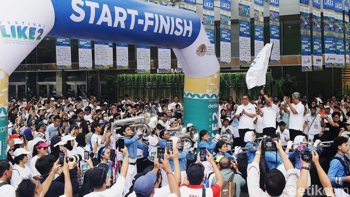 Wamen LHK Buka Jalan Sehat Festival LIKE 2 Gelaran Festival LIKE 2 masih berlanjut hingga hari ini. Kemeriahan acara LIKE 2 di hari terakhir diawali dengan kegiatan jalan sehat 'I LIKE WALK' yang dibuka langsung oleh Wakil Menteri (Wamen) LHK Alue Dohong.