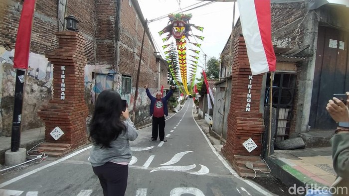 Warga Kampung Kiringan, Magelang, memasang layang-layang sepanjang 80 meter untuk menyemarakkan HUT RI.