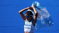 Di cabang olahraga lain, atlet jalan cepat Ekuador Brian Pintado menjadi salah satu pemakai cooling headband untuk mendinginkan kepalanya. Atlet dalam foto ini adalah Daiana Ocampo, pelari marathon putri dari Argentina. (Photo by Naomi Baker/Getty Images)